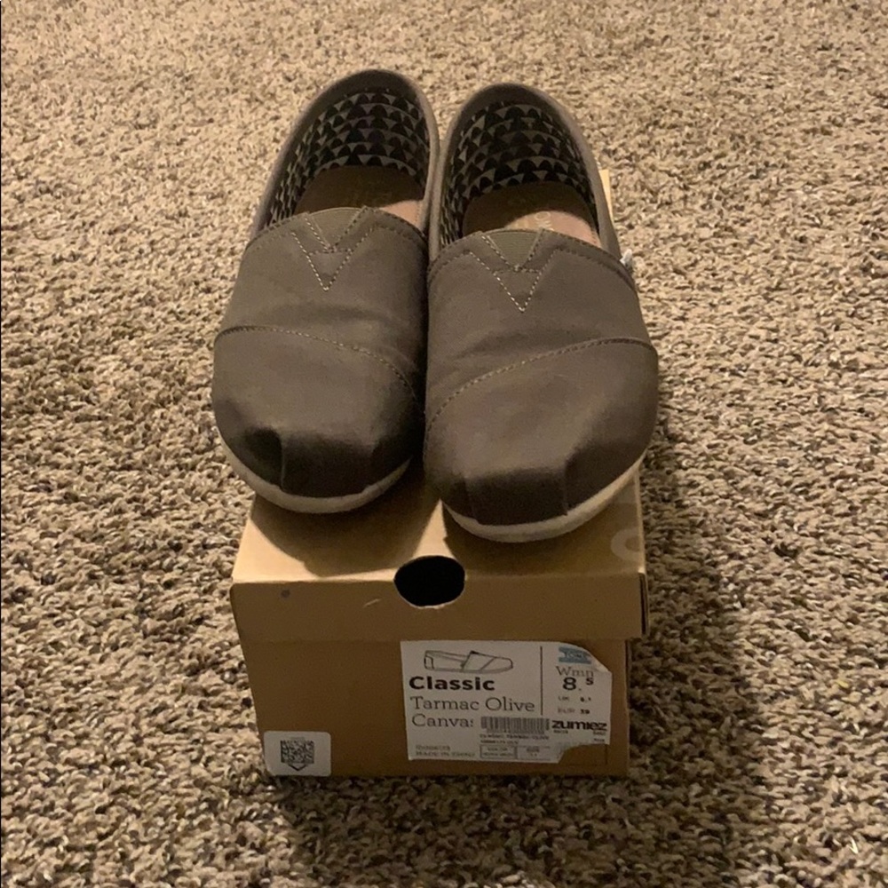 Toms - Picture 2 of 5